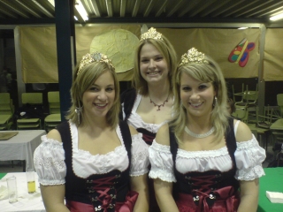 Weinkönigin Christina I. (links) sowie ihre Prinzessinnen Katrin I. und Janine I.